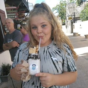 Meet your Posher, Abigail